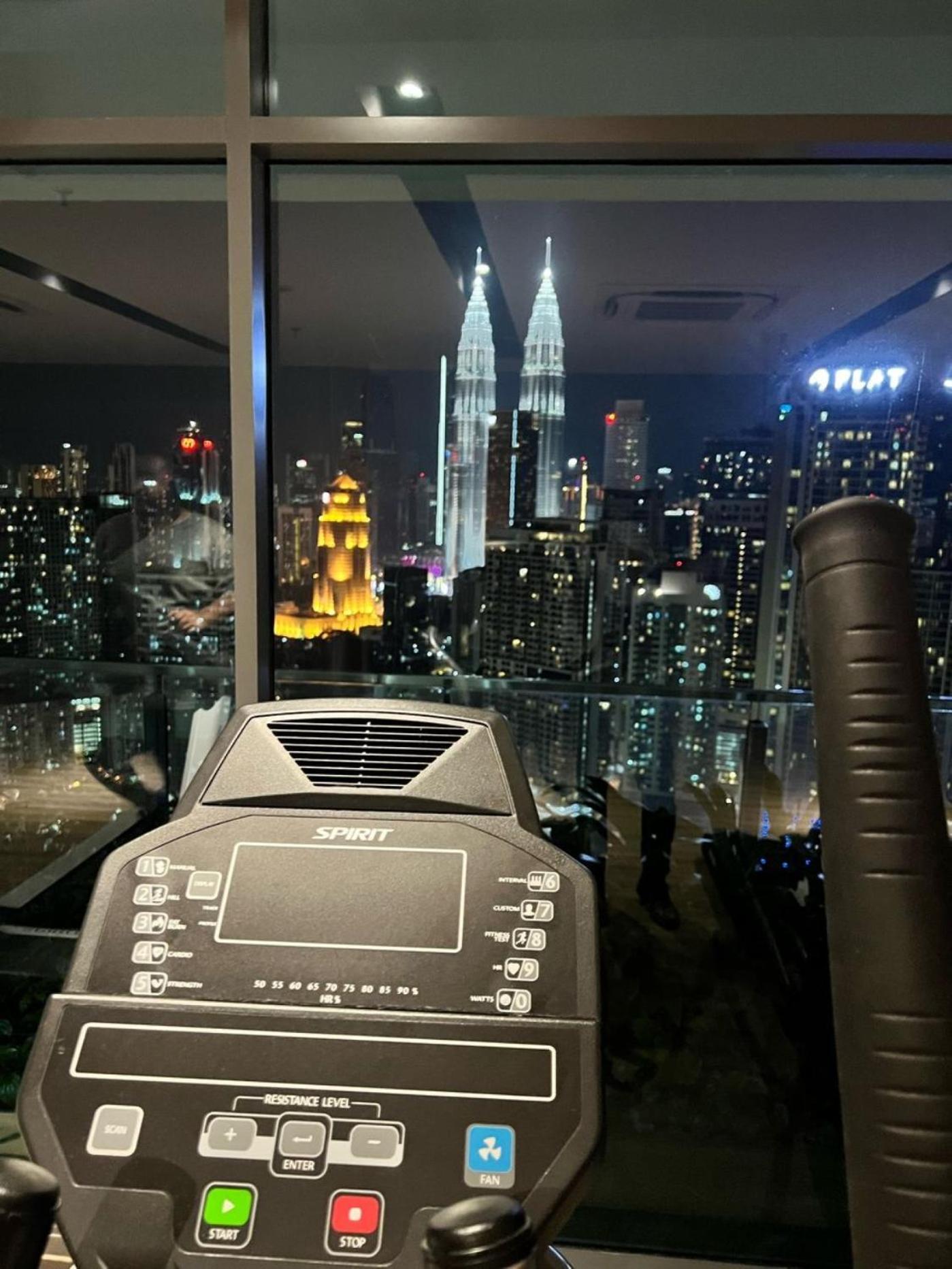 The Luxe Suites Klcc By Cozy Stay Kuala Lumpur Exterior photo